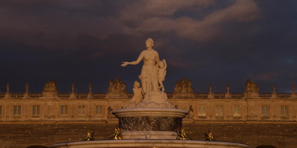 Standing in front of the Lycian peasants who forbade her from quenching her thirst despite her exhausting journey, Latona raises her hand to the sky and curses them. – © Thomas Garnier Standing in front of the Lycian peasants who forbade her from quenching her thirst despite her exhausting journey, Latona raises her hand to the sky and curses them. – © Thomas Garnier