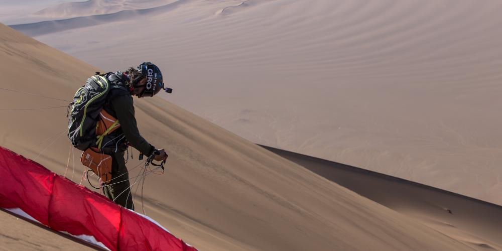 Paraglider in Lut Desert. – © Mohsen Adib