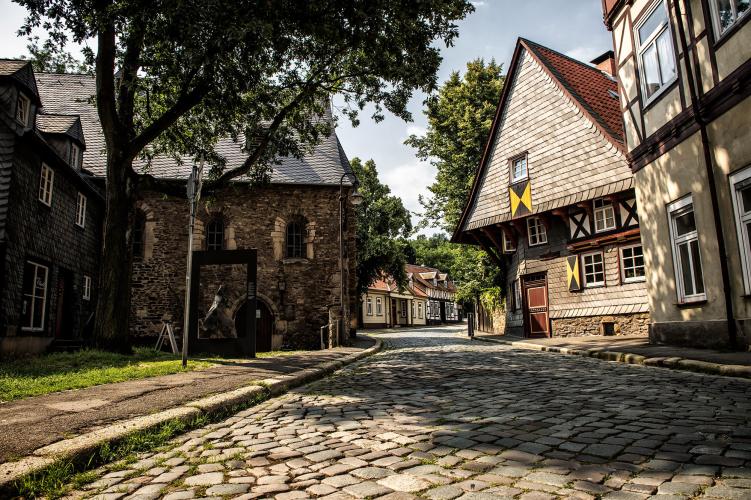 The old town enchants with cobbled streets and beautiful houses like the Klauskapelle on the left in the picture. – © Stefan Schiefer / GOSLAR marketing gmbh