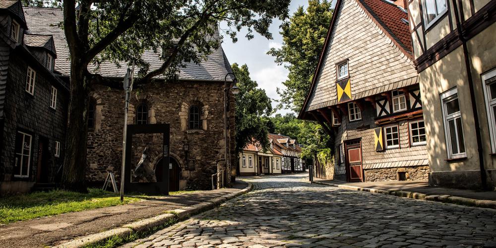 The old town enchants with cobbled streets and beautiful houses like the Klauskapelle on the left in the picture. – © Stefan Schiefer / GOSLAR marketing gmbh The old town enchants with cobbled streets and beautiful houses like the Klauskapelle on the left in the picture. – © Stefan Schiefer / GOSLAR marketing gmbh