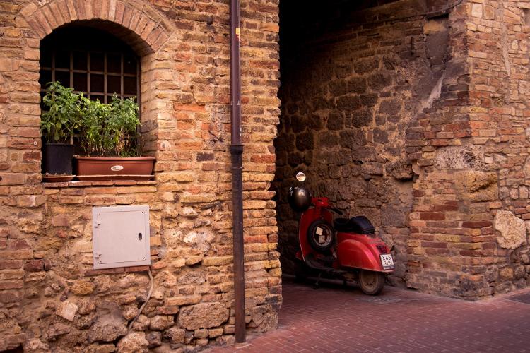 A classic Tuscan scene. San Gimignano is just down the road from other beautiful cities Volterra, Monteriggioni, Poggibonsi, Casole d’Elsa, Colle val d’Elsa, Radicondoli, and Pomarance. – © Andrea Miserocchi / Italian Stories