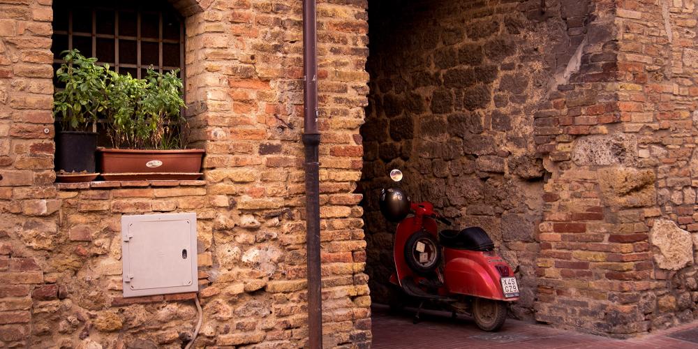 A classic Tuscan scene. San Gimignano is just down the road from other beautiful cities Volterra, Monteriggioni, Poggibonsi, Casole d’Elsa, Colle val d’Elsa, Radicondoli, and Pomarance. – © Andrea Miserocchi / Italian Stories