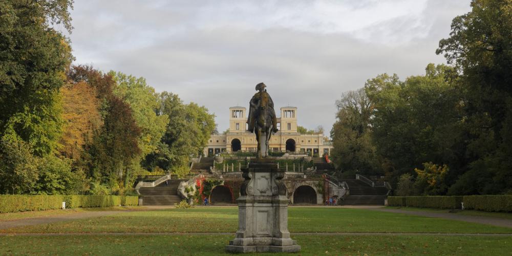 L'imposant palais de l'Orangerie trône sur une crête non loin du centre des visiteurs du moulin à vent historique. Le palais est encadré de deux serres. – © A. Stiebitz / SPSG