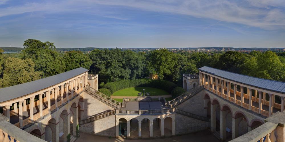 The majestic twin-towered Belvedere building complex on the Pfingstberg, created for Frederick William IV (from 1847-1863), holds the highest elevation in Potsdam. – © A. Stiebitz / SPSG The majestic twin-towered Belvedere building complex on the Pfingstberg, created for Frederick William IV (from 1847-1863), holds the highest elevation in Potsdam. – © A. Stiebitz / SPSG