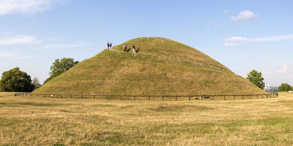 Krakus Mound, a prehistoric grave hill, believed to be the resting place of Krakow's mythical founder, the legendary King Krakus – © Pixeljoy / Shutterstock Krakus Mound, a prehistoric grave hill, believed to be the resting place of Krakow's mythical founder, the legendary King Krakus – © Pixeljoy / Shutterstock