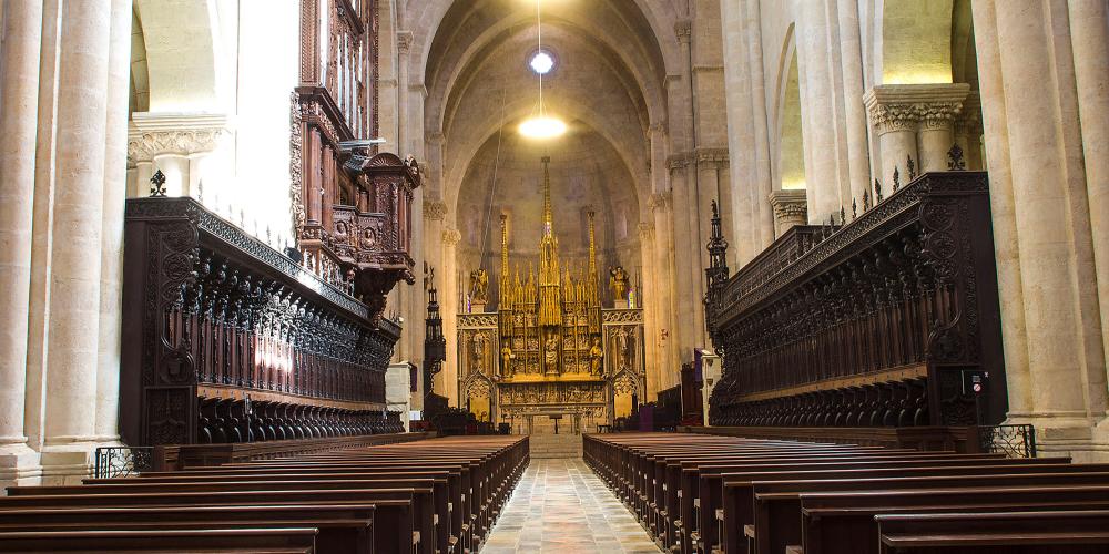 The high altar has a magnificent frontal from the early 13th century, which depicts scenes from the life and martyrdom of St. Tecla, one of the city's patron saints. – © Manel Antoli RV Edipress / Tarragona Tourist Board