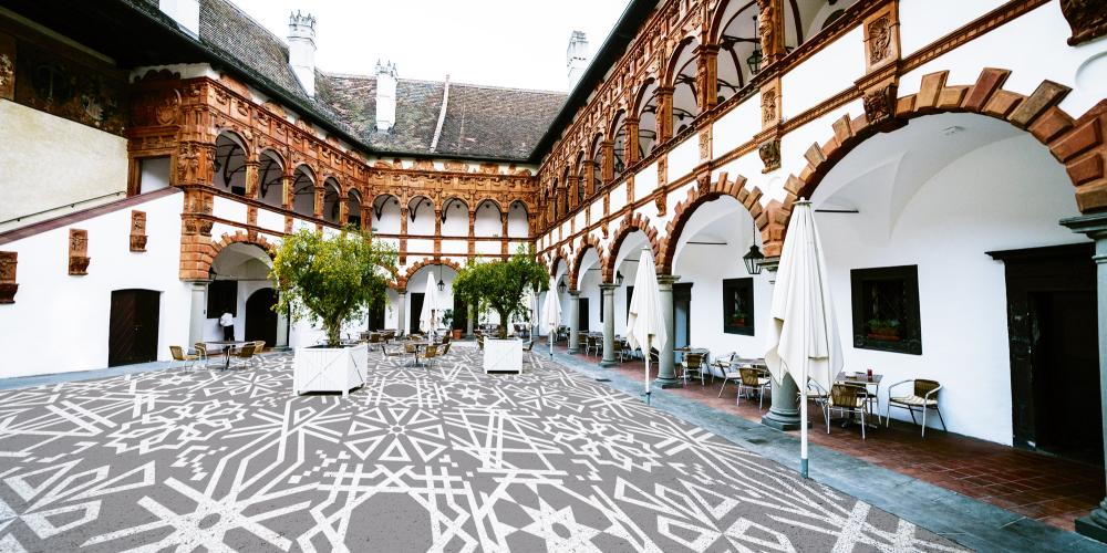 À Schallaburg, les arcades de la cour intérieure sont décorées de reliefs en argile. – © Thomas Schnabel / Grafik Fuhrer