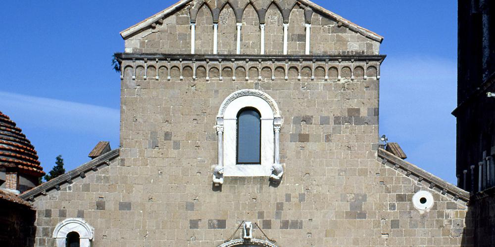 Main façade of the Romanesque cathedral of Casertavecchia where Norman elements coexisted with other Arabs and Byzantines. – © Bruno Cristillo