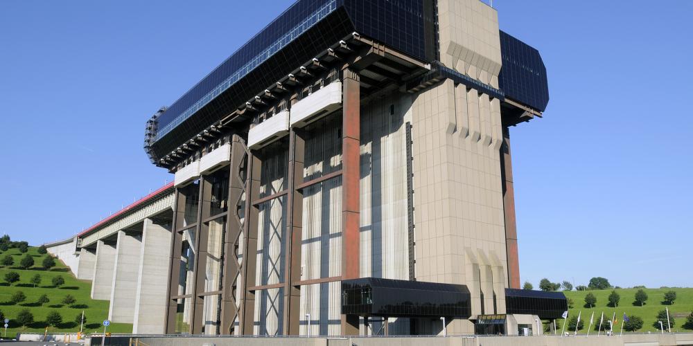 Opened for navigation in 2002, the boat lift of Strépy-Thieu is part of Belgian heritage. From upstairs, you have a panoramic view of the region. – © voiesdeau.hainaut.be Opened for navigation in 2002, the boat lift of Strépy-Thieu is part of Belgian heritage. From upstairs, you have a panoramic view of the region. – © voiesdeau.hainaut.be