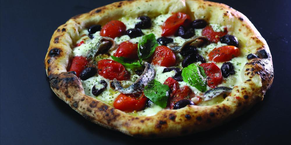 All Mediterranean flavours in one pizza: "Sole nel piatto" ("Sun in dish"). – © Damiano Errico