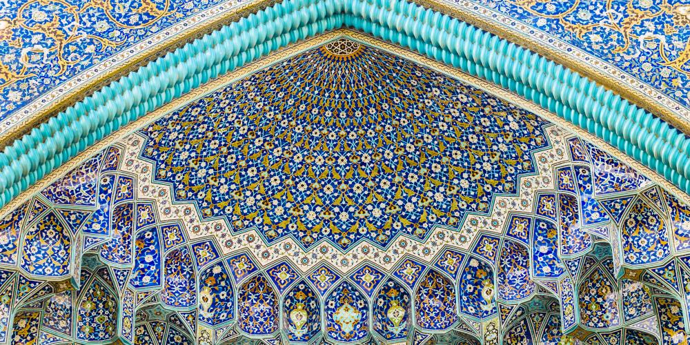 Stunning decorations on the iwan of the Royal Mosque. – © designbydx / Shutterstock