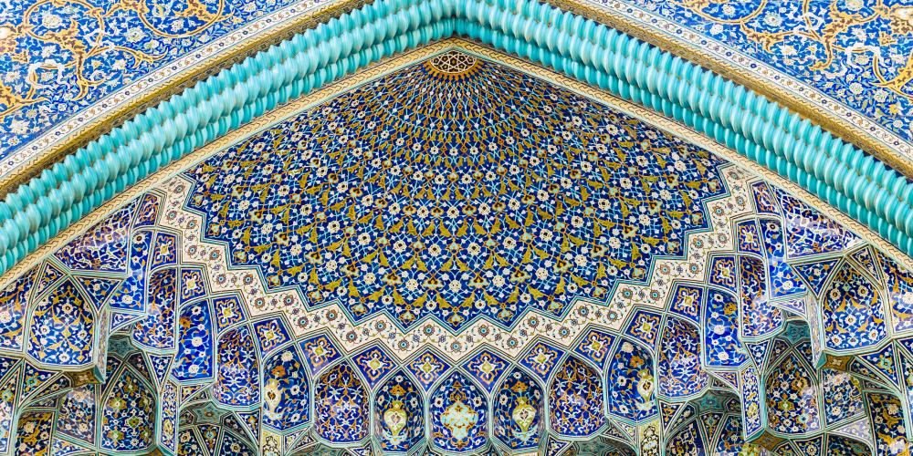 Stunning decorations on the iwan of the Royal Mosque. – © designbydx / Shutterstock Stunning decorations on the iwan of the Royal Mosque. – © designbydx / Shutterstock