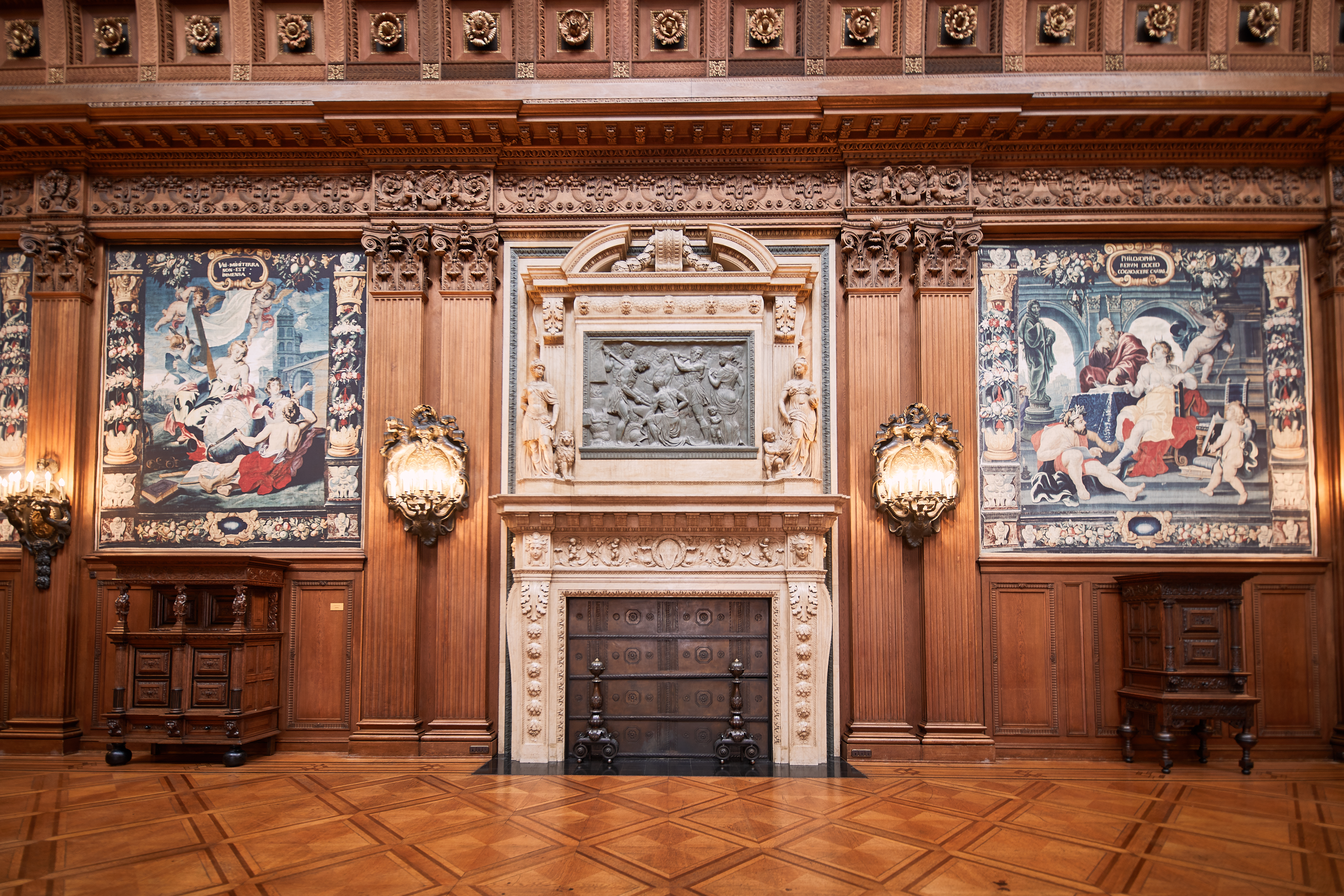The Upper Hall of Villa Hügel, with its opulent fireplace and tapestry series “The Seven Liberal Arts”, is also used today for concerts and events. – ©Krupp-Stiftung/ Peter Gwiazda