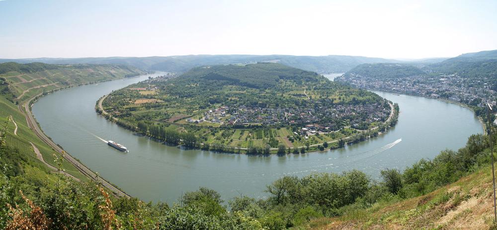 Une belle vue panoramique de la Vierseenblick sur la plus grande boucle du Rhin, surplombant Boppard, Filsen et Osterspai. – © Thomas Merz / Rheintouristik Tal der Loreley