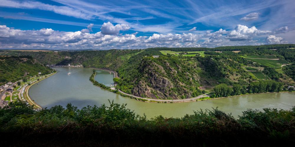 The distinctive Loreley Cliff, the Middle Rhine’s famous landmark, towers 125 meters above the river. According to the legend, Loreley used to sit here, combing her long blonde hair, and sending smitten sailors to their doom. – © Herbert Piel / Piel Media, Rheintouristik Tal der Loreley