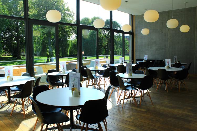 Photography gives you an appetite…  You’ve feasted your eyes – and now it’s time for food! – © Musée de la Photographie
