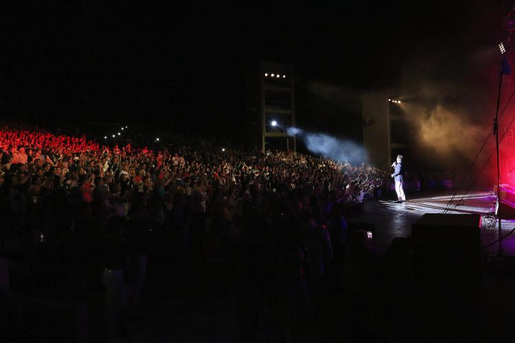 The outdoor amphitheatre is able to sit 2580 people. The surface of its stage is 70 metres wide and 25 metres deep. – © Tokaj Fesztiválkatlan