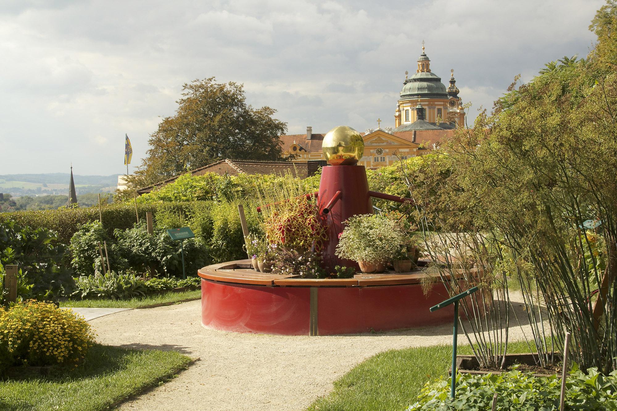 Il Parco dell'abbazia è stato parzialmente ridisegnato seguendo le descrizioni altomedievali sul giardinaggio trovate nella biblioteca dell'abbazia. - © Anna Lun