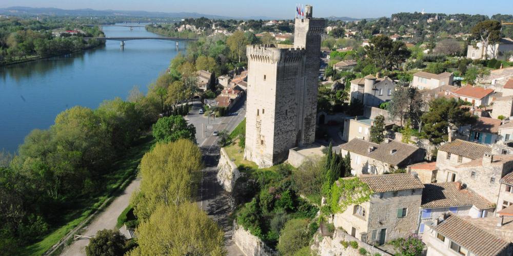 Villeneuve lez Avignon, cité des cardinaux durant le schisme papal en Avignon au XIVe siècle, possède des bâtiments médiévaux magnifiques. – ©tourismegard
