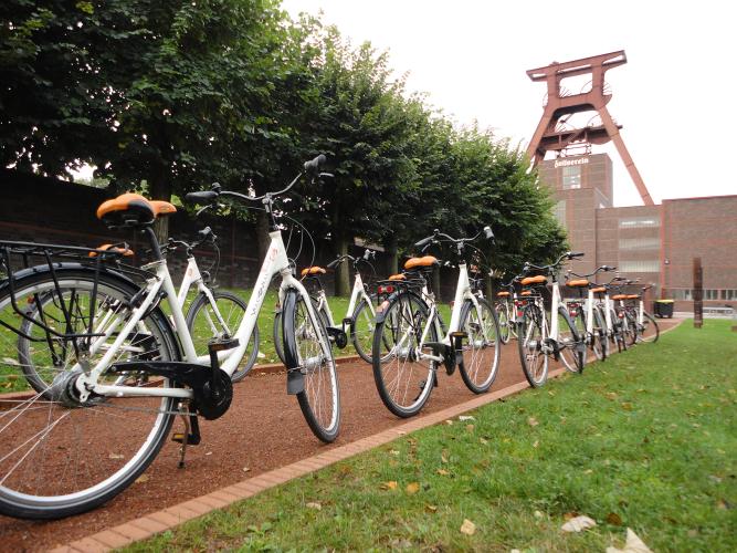 Whether it's a city bike, trekking bike or e-bike: at the RevierRad station, everyone will find the right model. – © Melanie Hundacker / simply out tours