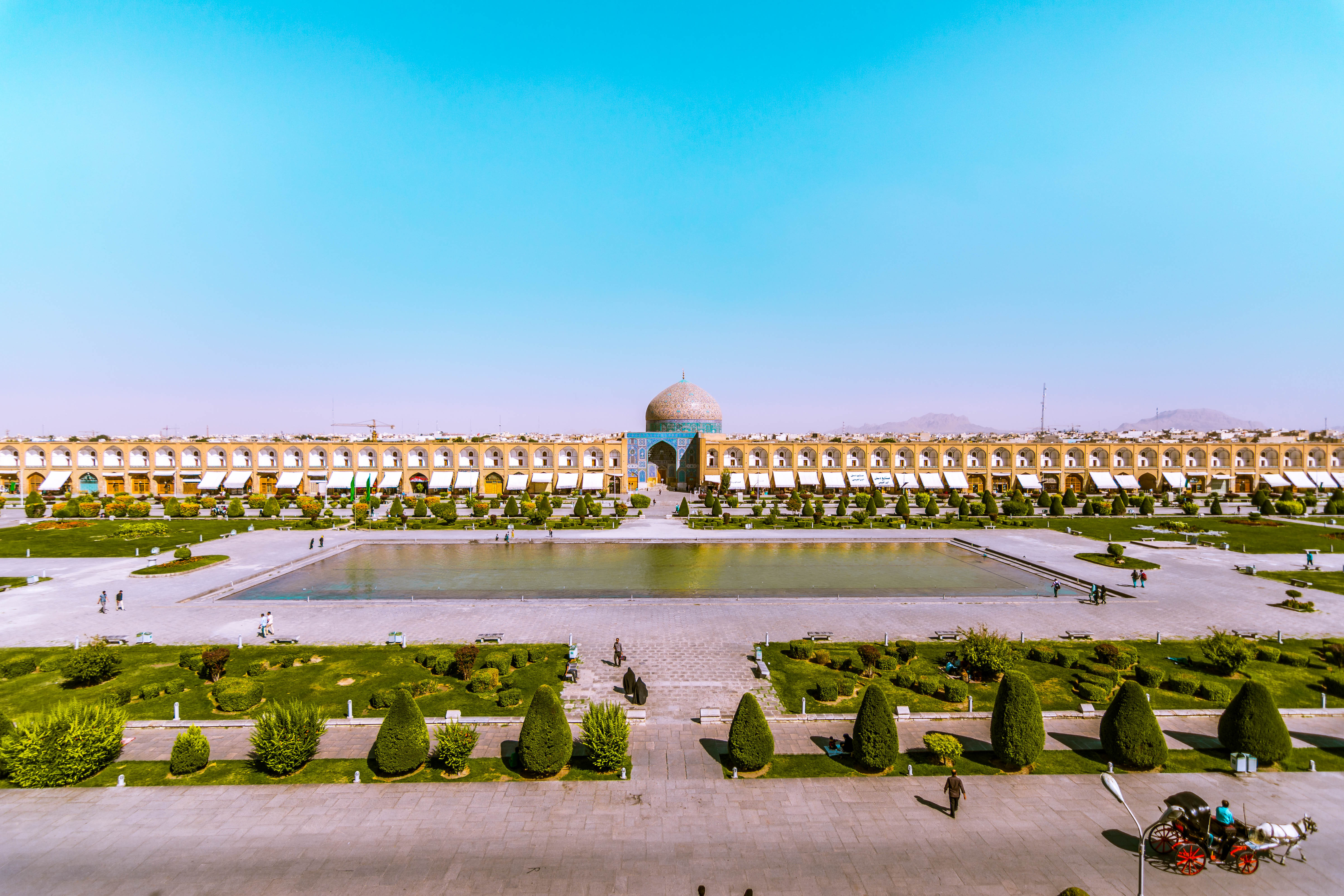 View of Sheikh Lotfollah Mosque's Dome from Naqsh-e Jahan Square. – © Burak Budak / Shutterstock View of Sheikh Lotfollah Mosque's Dome from Naqsh-e Jahan Square. – © Burak Budak / Shutterstock