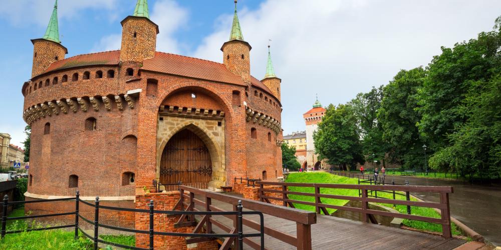 At the beginning of the Royal Route, you are are welcomed by the Barbican, Florian Gate and city walls from the 15th c. – © Patryk Kośmider