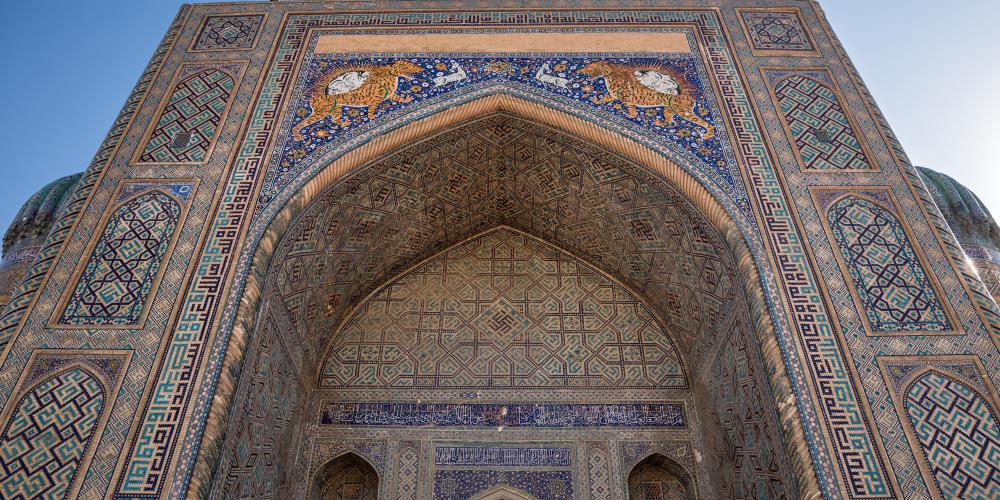 Facade of the Sher-Dor madrassah on Registan square in Samarkand, Uzbekistan – © Yulia_B / Shutterstock