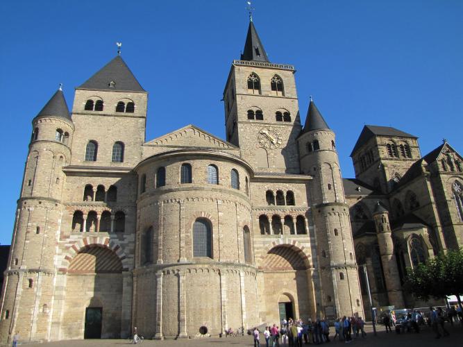 整体而言，圣彼得大教堂是欧洲建筑与艺术史的精粹：从古代晚期追溯至现今，汇聚了欧洲所有时代的缩影。 – © Trier Tourismus und Marketing GmbH