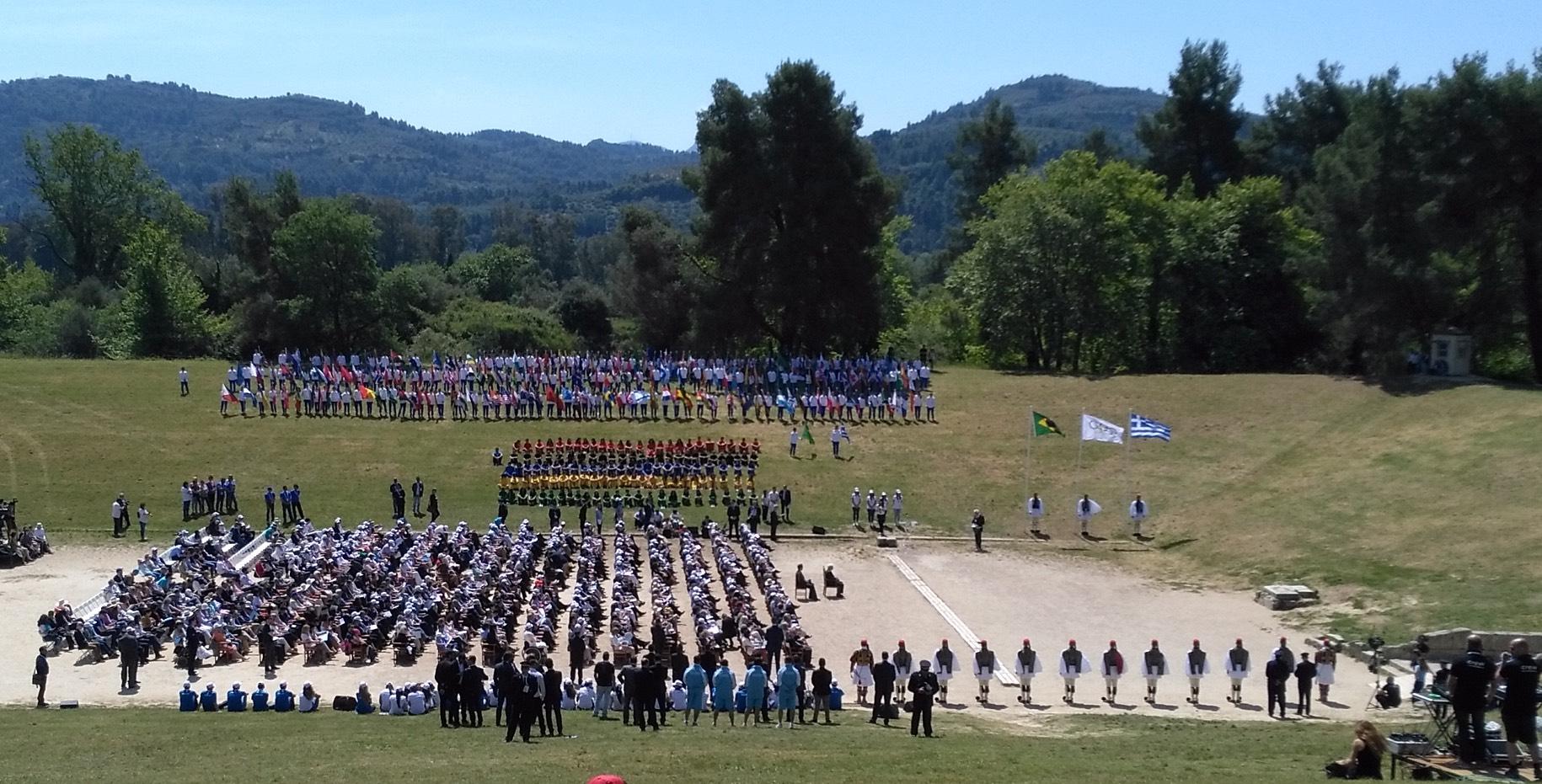 Des officiels et des représentants de la République hellénique, du Mouvement olympique et des autorités locales assistent à la cérémonie dans le stade d'Olympie. - © Ministère hellénique de la Culture et des Sports / Ephorat des Antiquités d'Ilia