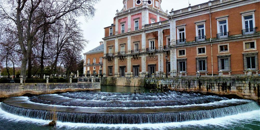View of the Royal Palace of Aranjuez from the Island Garden, overlooking Castañuelas Waterfall. – © Joaquin Álvarez View of the Royal Palace of Aranjuez from the Island Garden, overlooking Castañuelas Waterfall. – © Joaquin Álvarez