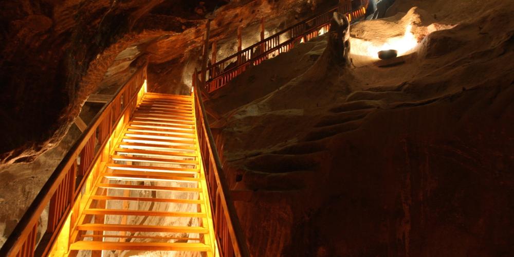 The Pieskowa Skała Chamber connects level I and II of the Mine. Here, salt was extracted manually with pickaxes since the 17th century and miners carried it up along steep stairs carved in rock. – © Rafał Stachurski The Pieskowa Skała Chamber connects level I and II of the Mine. Here, salt was extracted manually with pickaxes since the 17th century and miners carried it up along steep stairs carved in rock. – © Rafał Stachurski