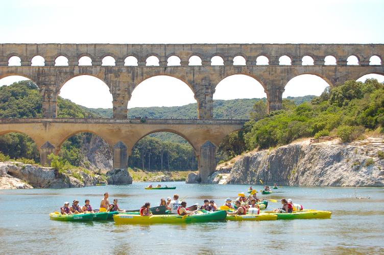 Pont du Gard and canoe©SMGG – ©SMGG