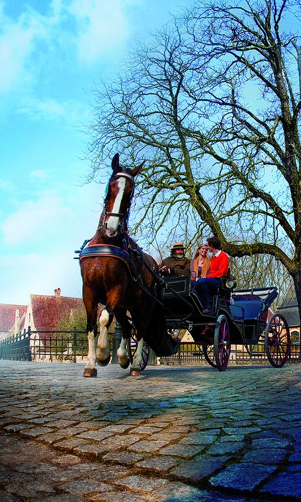 The carriage makes a short stop near the Beguinage, which is inhabited by nuns of the Order of St Benedict these days. – © Jan D’hondt / Visit Bruges