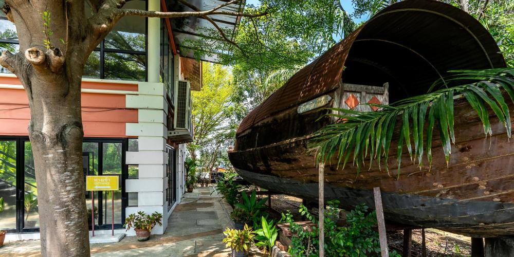 A boat alongside the replica of the headquarters of the East Indian Company in the Dutch Village. – © Michael Turtle