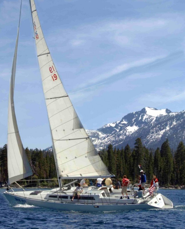 Hiking sailing. Sailing Lake Tahoe. Тахо-Сити.