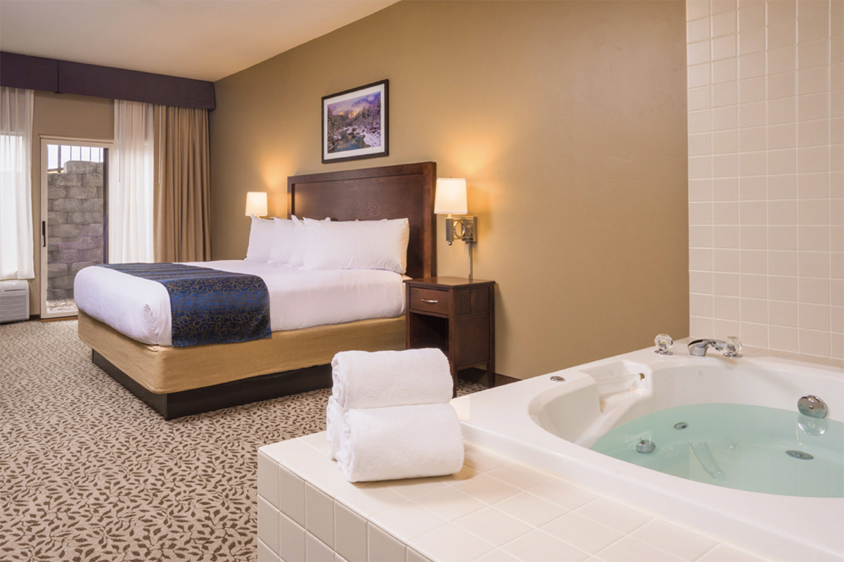 River View Suite Bed, Balcony & Tub