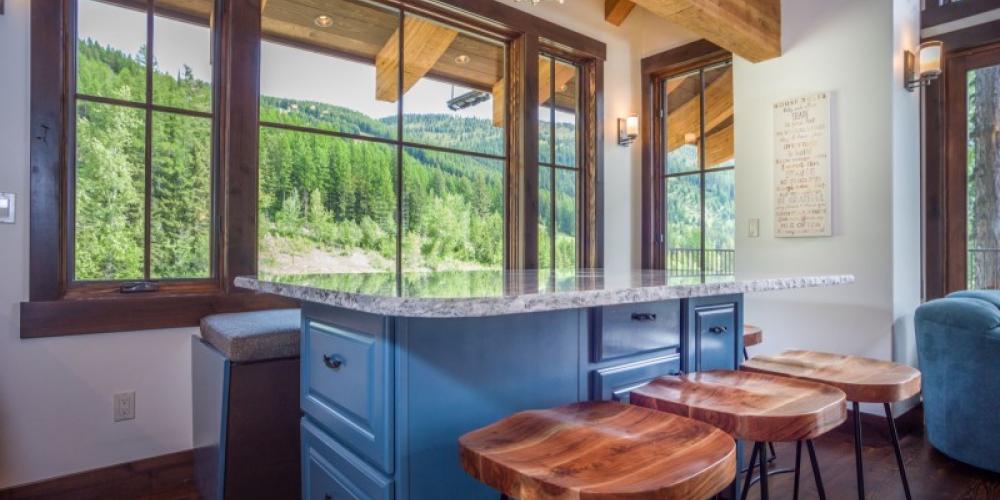 Spacious dining island with seating for 7 in Ponderosa and Tamarack Chalets – Trevon Baker