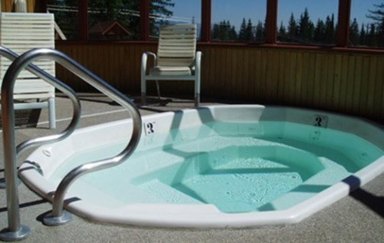 Sherpa Complex Hot Tub – Whitefish Mountain Resort Lodging