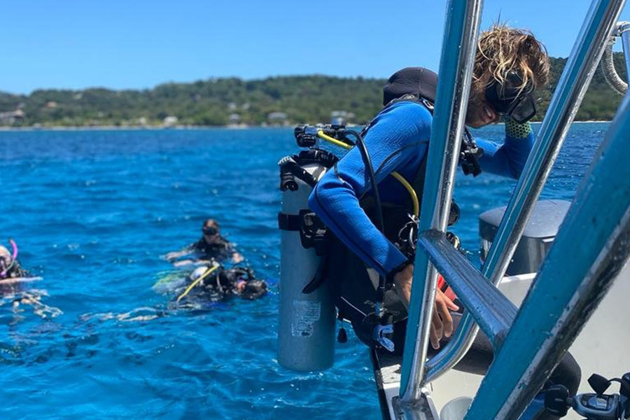 Photo of divers by Roatan Divers (https://roatandivers.com/)