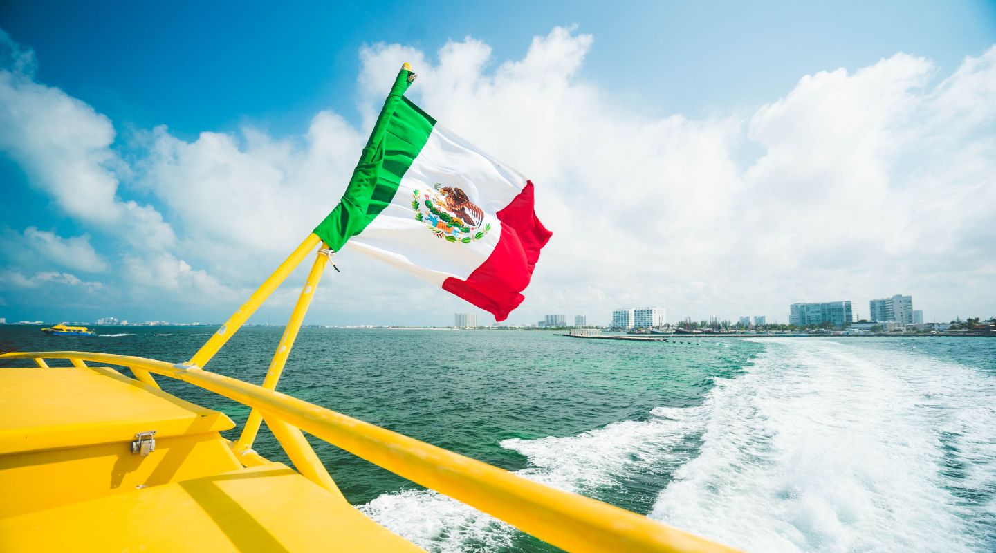 Photo of the Mexican flag attached to a boat.