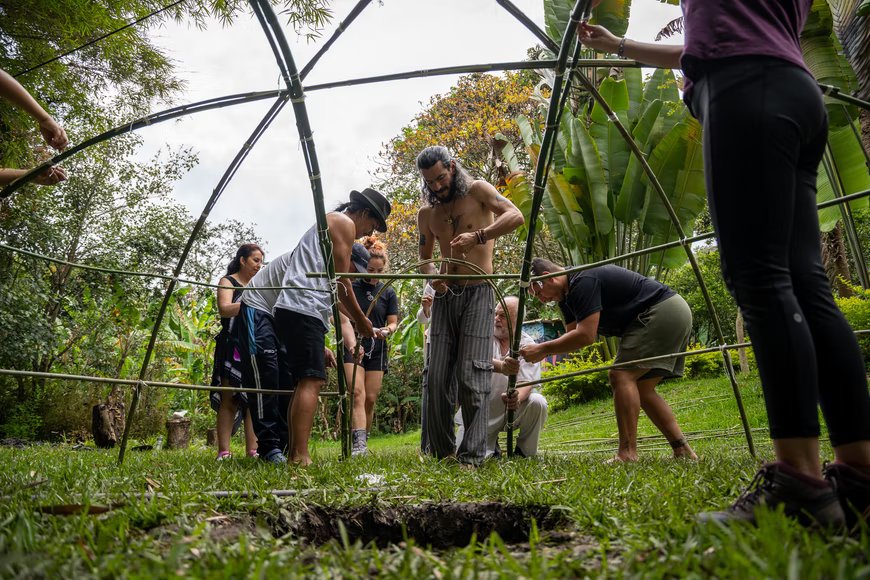 people building a Temazcal hut