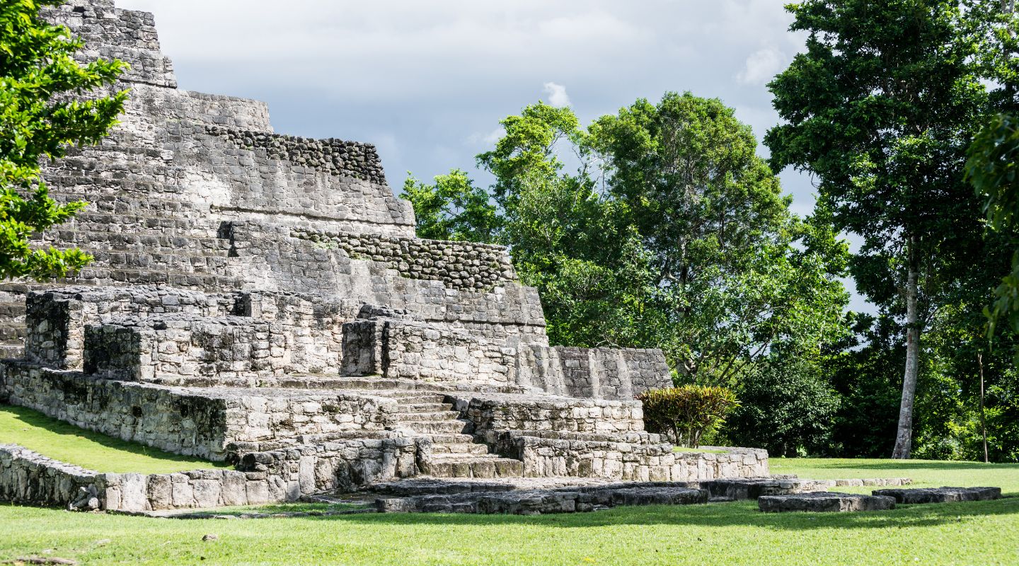 Photo of Cacchoben's ruins seen from the side