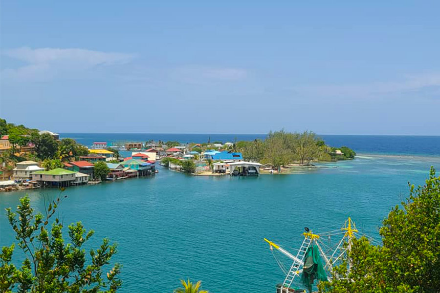 roatan beach travel guide