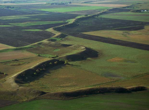 A well-preserved esker in South Dakota suggests that there was once a towering glacier all the way out here in the middle of what are now rolling plains!