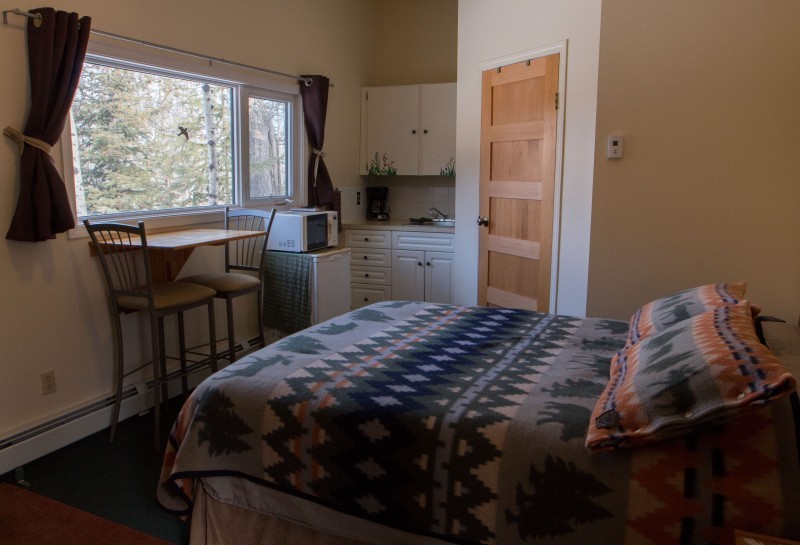 Stepping Stone Cabins B&B Beaver Mines, Alberta Crown of the