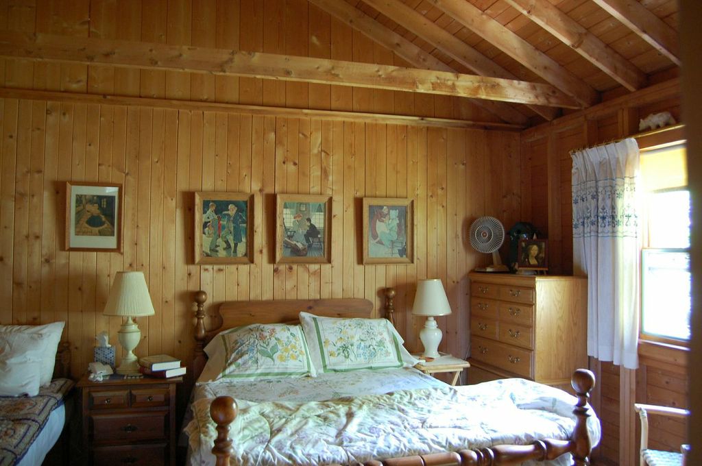 This is "Minna's Room" -- double bed and a junior twin.