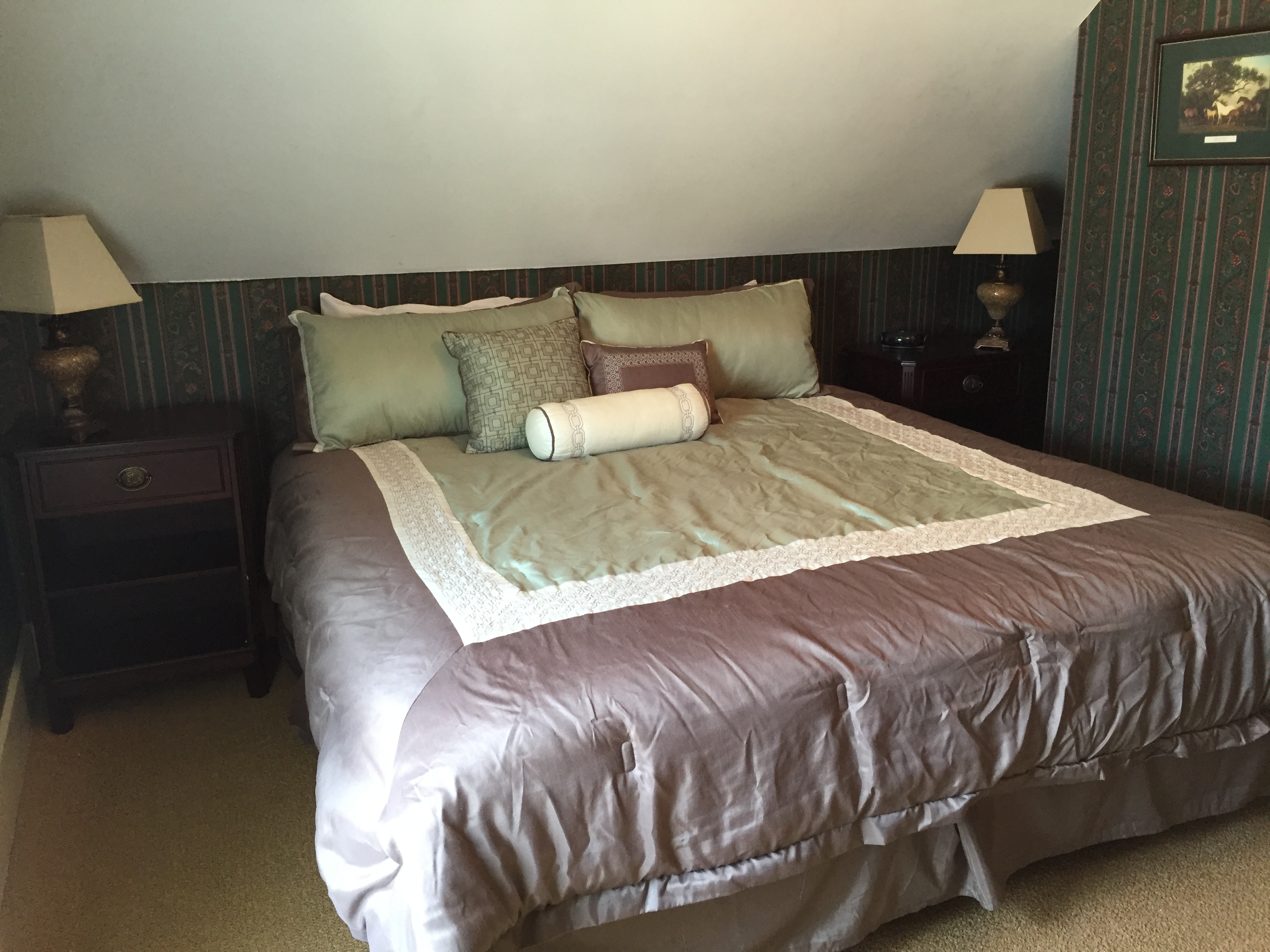 Room 6 - King bed / private bath