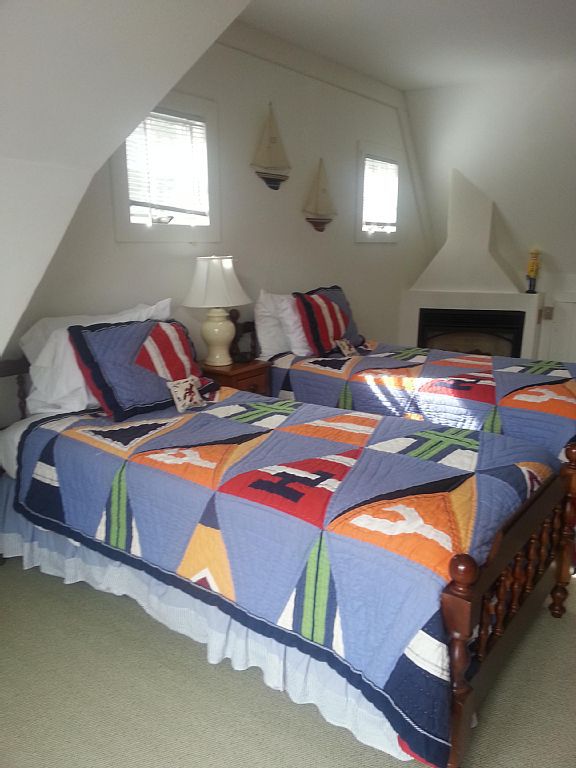 Water's Edge Retreat - Guest bedroom on 2nd floor w/2 twin beds, private full bath, fireplace, TV.