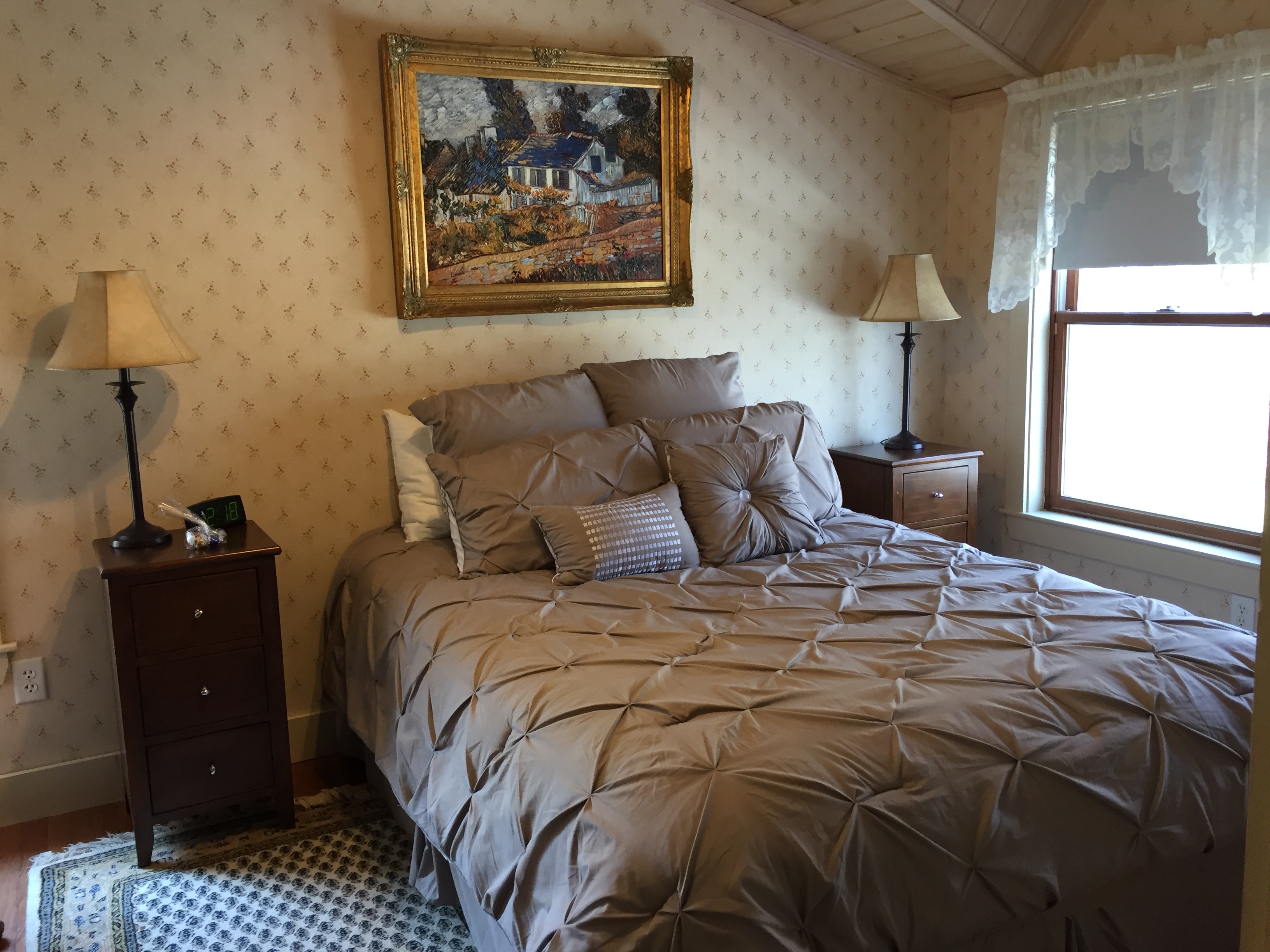 Room 5 - Queen bed / private bath