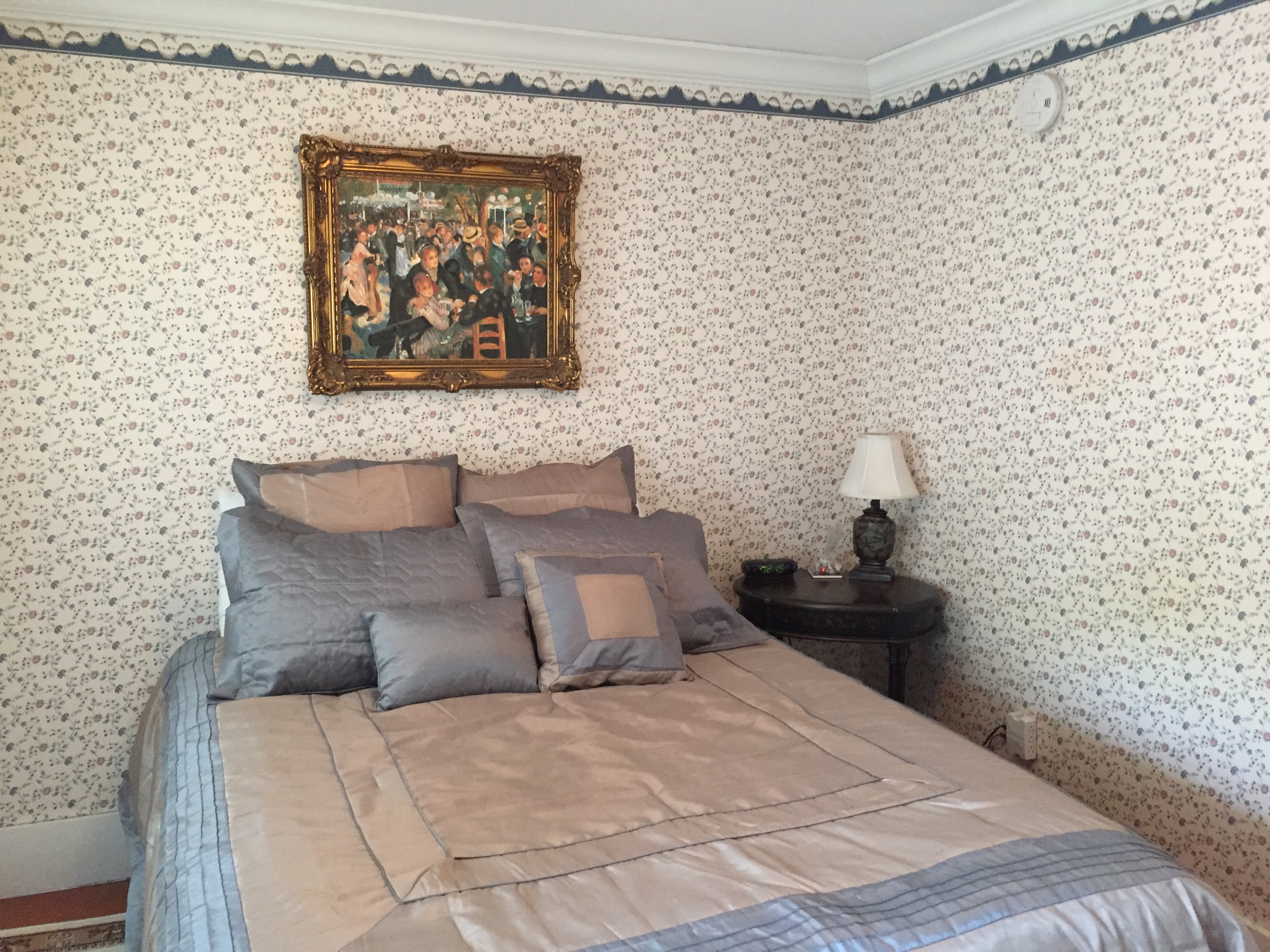 Room 4 - Queen bed / shared bath